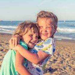 Find out how to prepare your luggage for the beach holiday with your child!