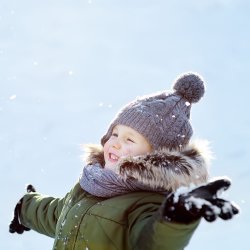 Articole vestimentare care asigura confortul termic bebelusilor si copiilor