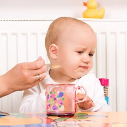 Does baby refuse solid food? Here are the possible causes and what measures to take