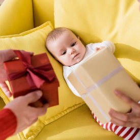 Idei de cadouri pentru nou-nascuti si bebelusi