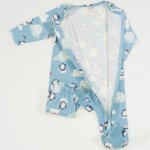 Salopeta (pijama) cu fermoar pentru bebelusi - bumbac organic aqua imprimeu model pinguini | liloo