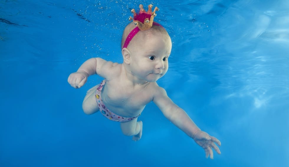 Copil la piscina