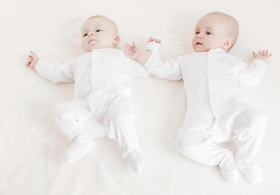 Salopete simple albe pentru bebelusi si nou nascuti