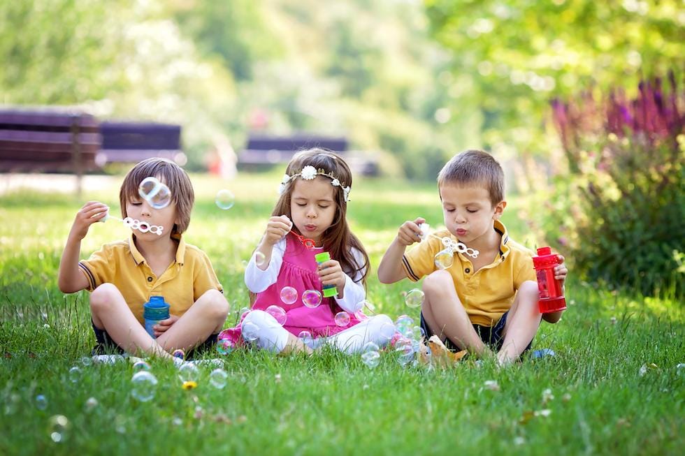 Kids making balloons 1