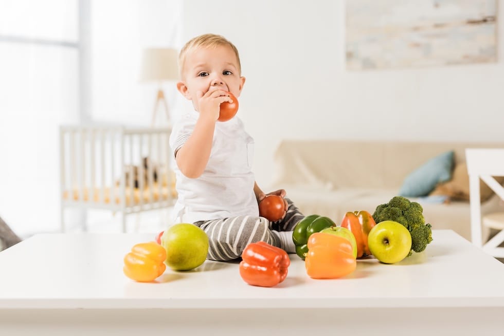 copil mancand fructe si legume