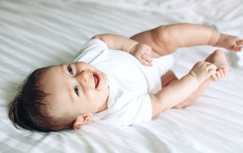 Bebe zambitor imbracat in body alb