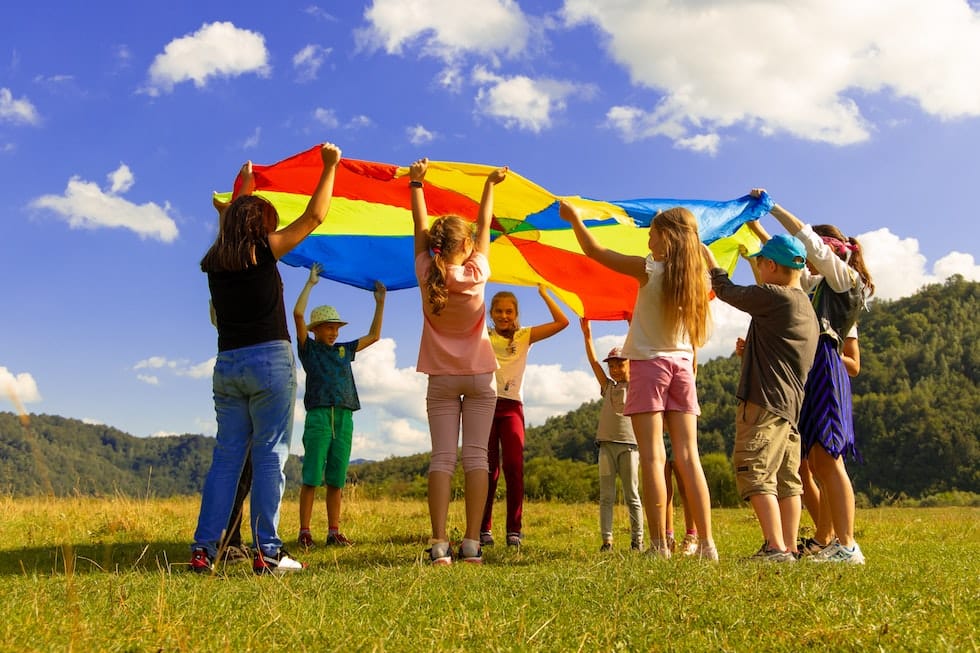 Children with the flag in their hands 1