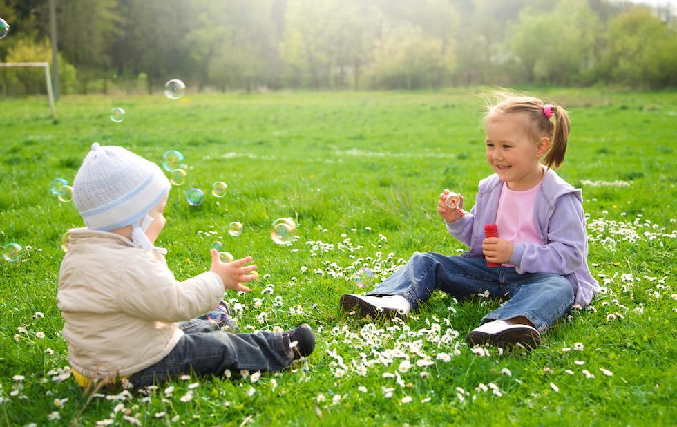 little girl making balloons 1