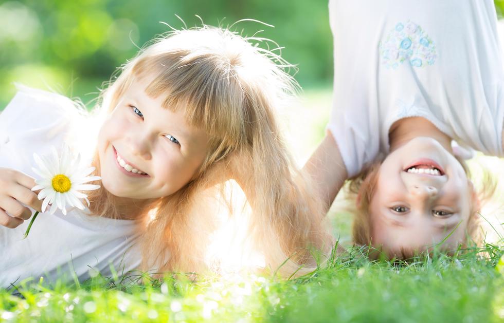 Fetite se joaca in parc primavara