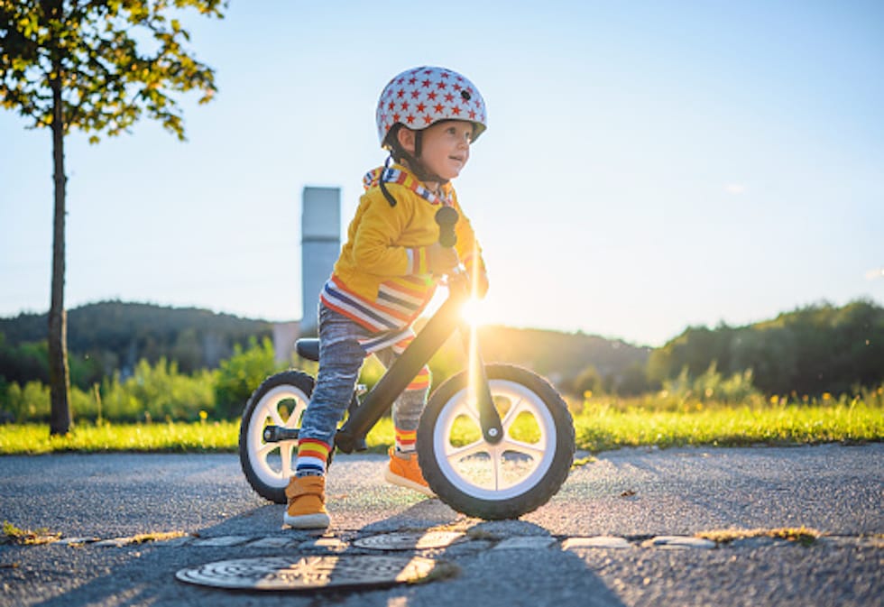 Baietel pe bicicleta