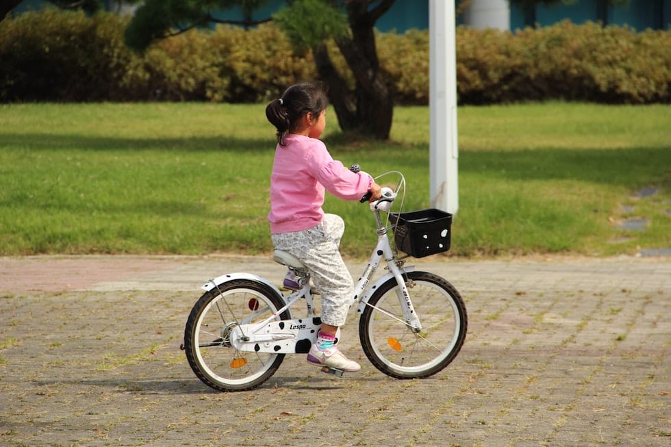 Fetita pe bicicleta